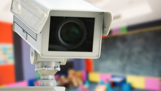 EXPERȚI: Instalarea camerelor de video în sălile de clasă ar permite părinților să monitorizeze activitatea copiilor