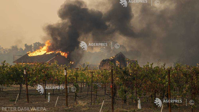 Incendiile fac ravagii în California. Zeci de mii de persoane au fost evacuate, iar furnizarea curentului electric a fost sistată