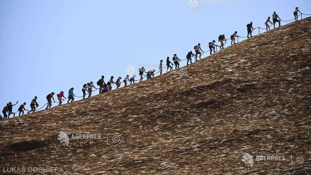 Sute de turiști au escaladat pentru ultima dată muntele Uluru