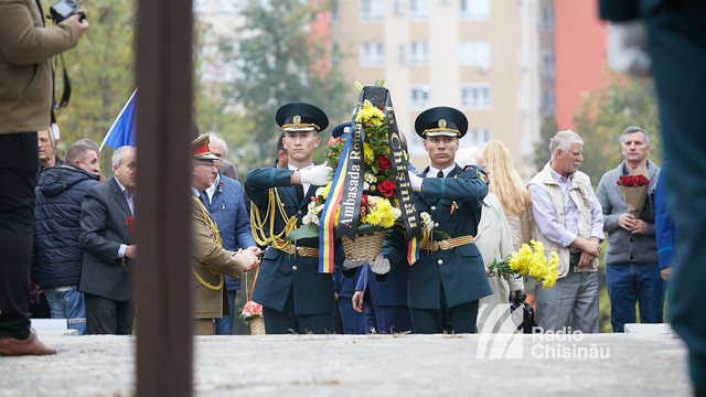 GALERIE FOTO | Ziua Armatei Române, marcată și în R.Moldova. „Suntem și noi români și cum să nu comemorăm ostașii care și-au dat viața pentru apărarea Țării?”