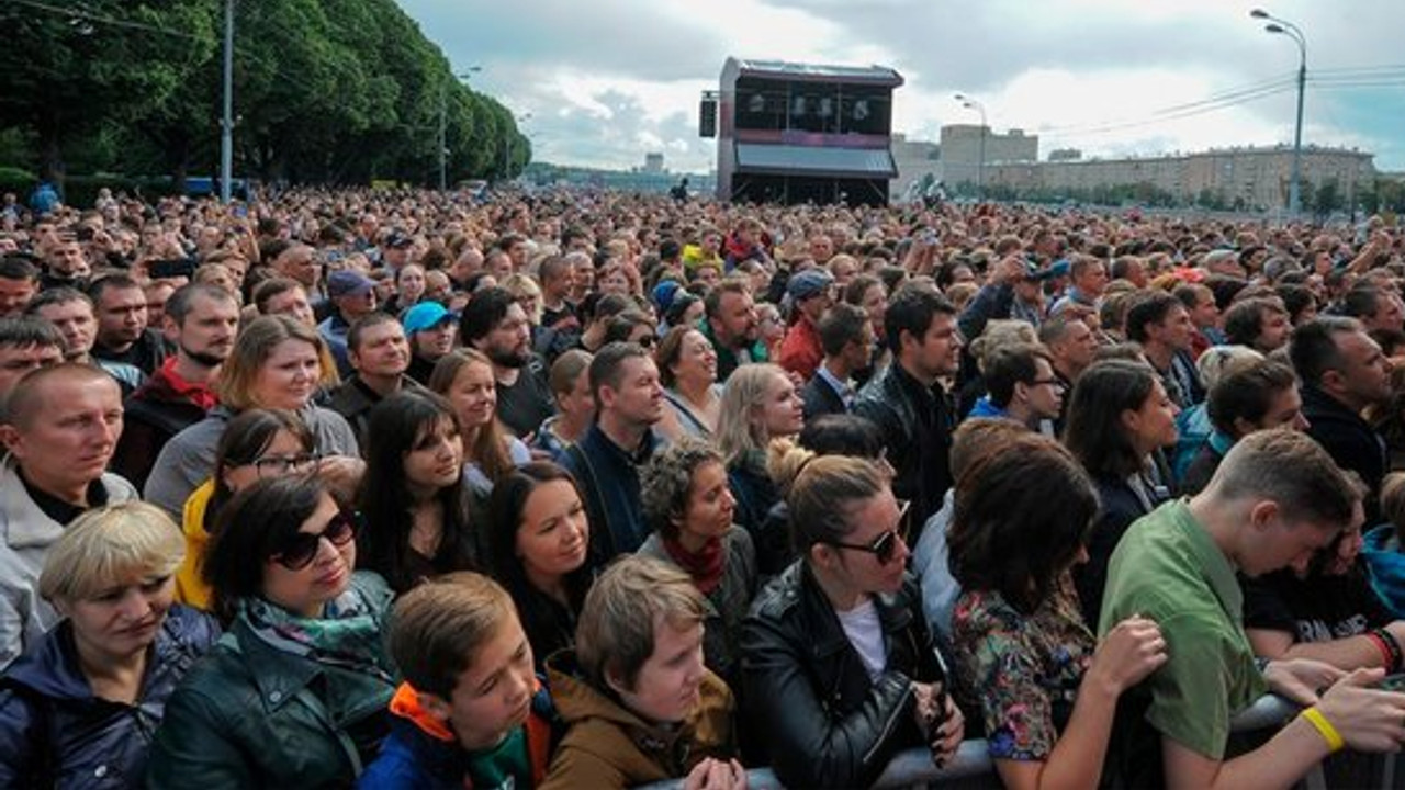 Парк горького концерт 28 июня. Концерт 300 тысяч человек. Фестиваль в парке Горького. Фестиваль шашлыка. Август человек.