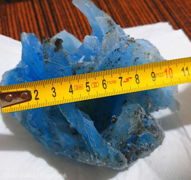 FOTO | Iași: Un corp de gheață de 400 de grame care a străpuns acoperișul unei case, analizat de un profesor de la UAIC