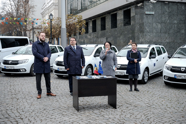 Peter Michalko a înmânat cheile a șapte automobile donate de UE, care vor ajunge în raioane pentru dezvoltarea serviciilor sociale