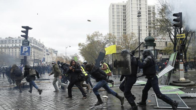 Violențe extreme la Paris. 150 de persoane au fost reținute
