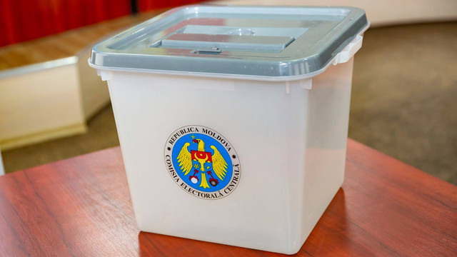 Alegătorii din două localități votează la alegerile parlamentare anticipate de duminică în corturi