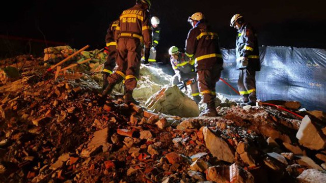 Un bărbat a fost scos în viață de sub dărâmături, la două zile după cutremurul puternic din Albania