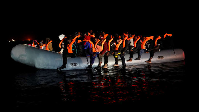 Open Arms a salvat 73 de migranți aflați pe o barcă în derivă pe Marea Mediterană, dintre care 26 minori