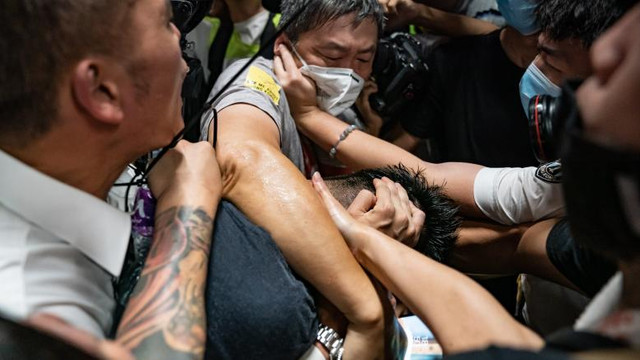 Moartea unui student a dus la noi proteste în Hong Kong. Polițiștii le-au reprimat cu gaze lacrimogene