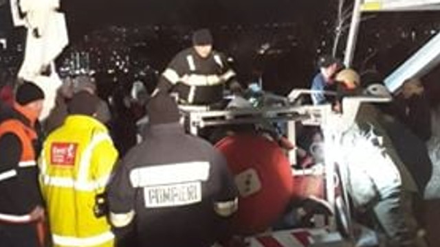 UPDATE | Operațiunea de salvare a bărbatului care a urcat pe un pilon electric a fost finalizată

