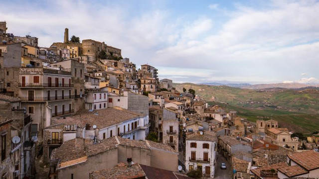 Orașul antic din sudul Italiei care oferă locuințe gratis pentru a revitaliza comunitatea