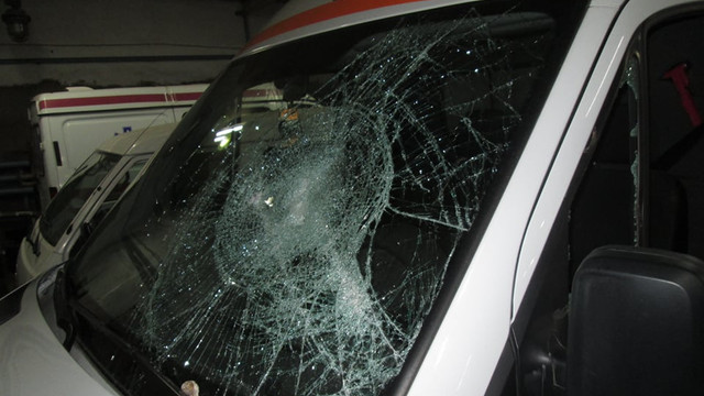 GALERIE FOTO | Ambulanță vandalizată și șofer agresat de un necunoscut 
