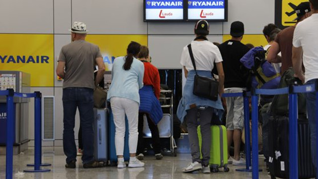 Ryanair, sancționată pentru taxa „excesivă” la bagajul de mână. O instanță a cerut eliminarea acesteia din termene și condiții
