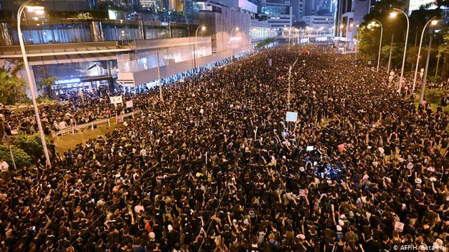  Protestatarii blocați de poliție într-o universitate din Hong Kong au încercat să spargă blocada