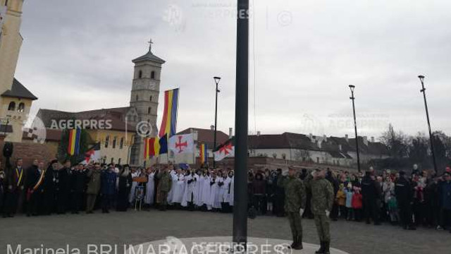  România | Un imens drapel, arborat în Piața Tricolorului din Alba Iulia
