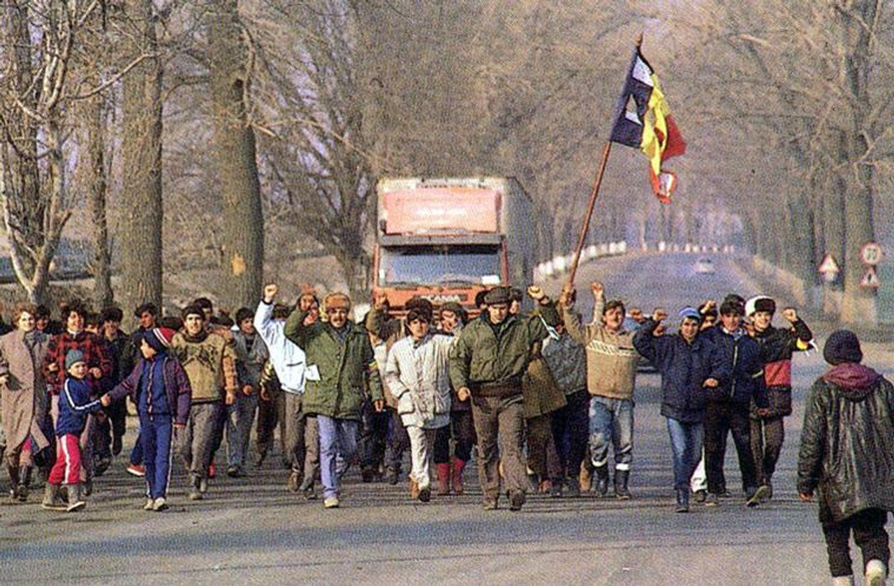 Румыния югославия. Революция в Румынии 1989 Чаушеску. Восстание в Румынии 1989. Протесты в Румынии 1989. 16 Декабря 1989 Румыния.