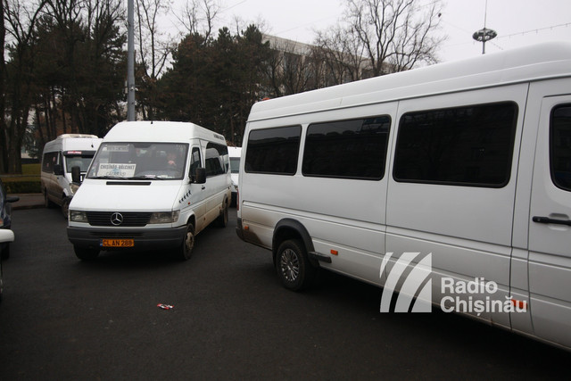 FOTO | Greva transportatorilor. Peste 300 de microbuze au fost parcate în PMAN. În centrul orașului s-au format ambuteiaje