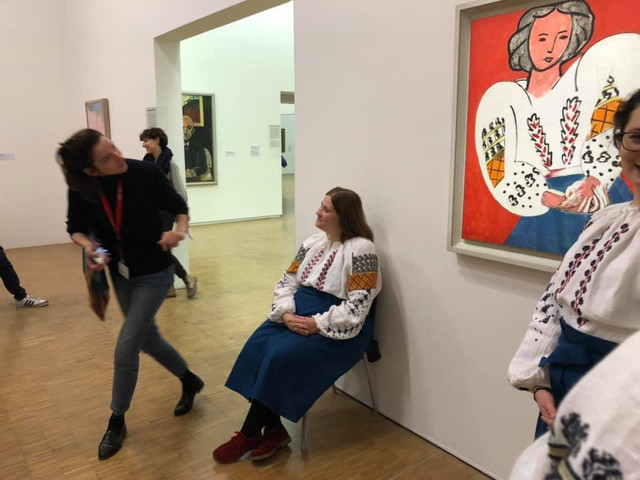 VIDEO | De Ziua României, șapte românce au mers la Paris ca să-și compare iile cusute cu „La Blouse Roumaine”, de Matisse