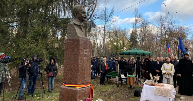 VIDEO | Dezvelirea bustului scriitorului Dumitru Matcovschi, de ziua tuturor românilor, la Chișinău 
