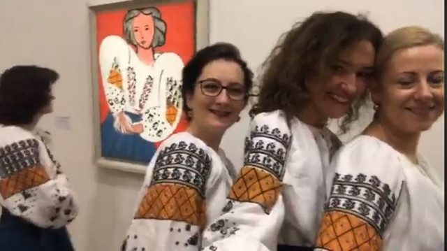 VIDEO | De Ziua României, șapte românce au mers la Paris ca să-și compare iile cusute cu „La Blouse Roumaine”, de Matisse