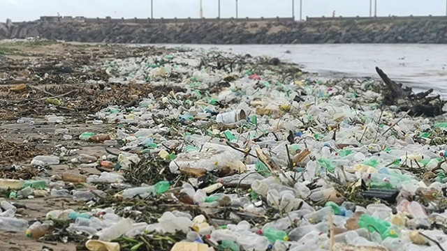 VIDEO | Apocalipsa plasticului pe plajele sud-africane: tone de gunoaie aduse la țărm de apele Oceanul Indian