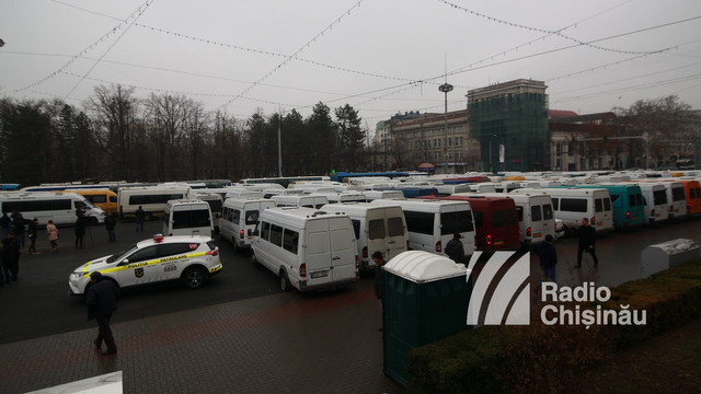 FOTO | Greva transportatorilor. Peste 300 de microbuze au fost parcate în PMAN. În centrul orașului s-au format ambuteiaje