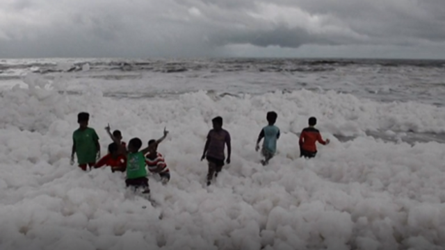 Inconștiență gravă: O plajă acoperită de spumă toxică a devenit locul de joacă al copiilor