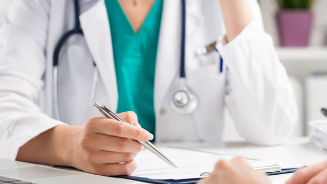 Medicii și farmaciștii vor primi din ianuarie indemnizații unice mai mari