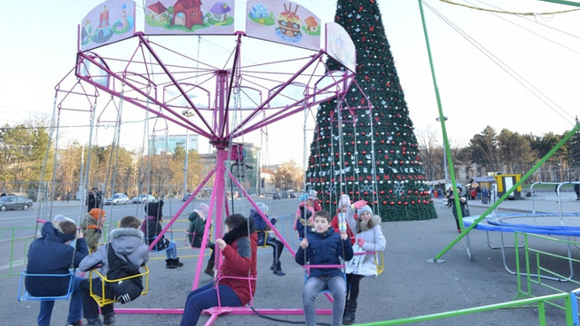 Copiii vor avea zilnic trei ore gratuite și dulciuri la miniparcul de distracții din preajma Pomului de Crăciun, din Chișinău