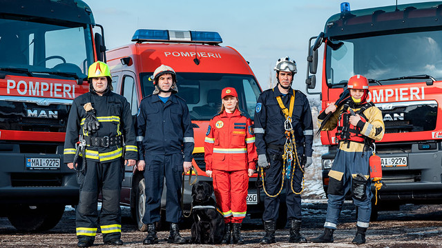VIDEO | Mesaj de felicitare al pompierilor și salvatorilor, alături de câinele echipei: „Spre noi înălțimi, fără riscuri!”
