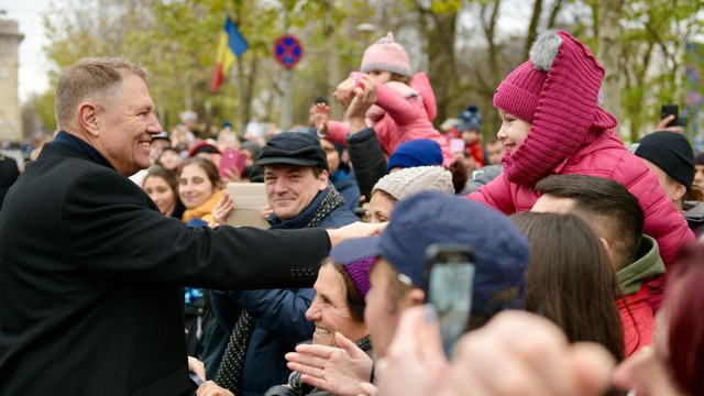 Klaus Iohannis, baie de mulțime după parada de 1 Decembrie. Președintele a vorbit cu copiii