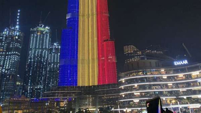 Cea mai înaltă clădire-turn din lume, Burj Khalifa, iluminată în culorile steagului României