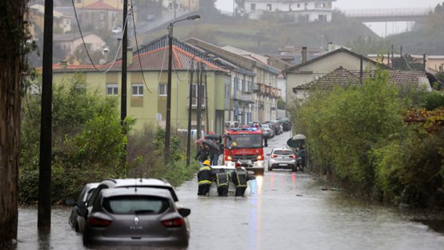 Alertă de călătorie în Portugalia. Este cod roșu de ploi și valuri puternice