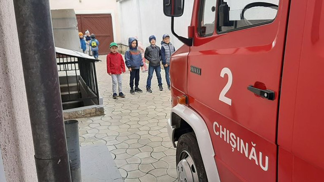 FOTO | Copiii de grădiniță au învățat, direct de la pompieri, cum să reacționeze corect în caz de incendiu