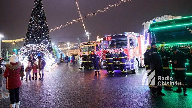 GALERIE | Caravana de Crăciun a Salvatorilor și Pompierilor. Peste 20 de autospeciale decorate cu luminițe și ornamente 