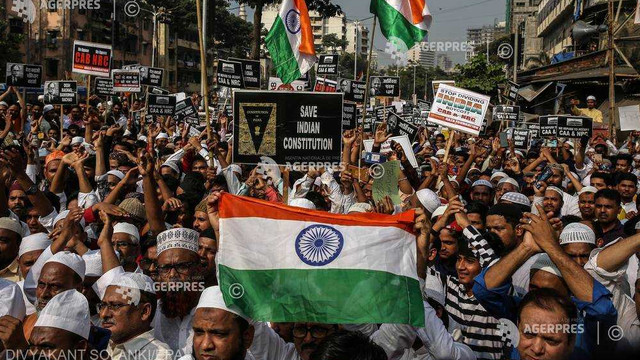 Noi ciocniri în India între polițiști și manifestanți care au ieșit în stradă pentru a protesta împotriva legii cetățeniei