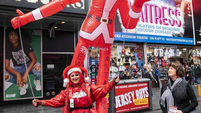 Sute de Moși Crăciuni, elfi și alte personaje au defilat prin New York cu ocazia evenimentului SantaCon