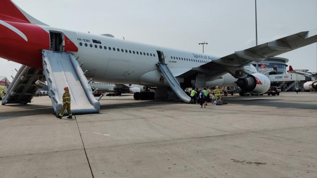 Pasagerii unui avion au fost evacuați cu ajutorul toboganelor de urgență. Aeronava se umpluse de o „ceață” bizară