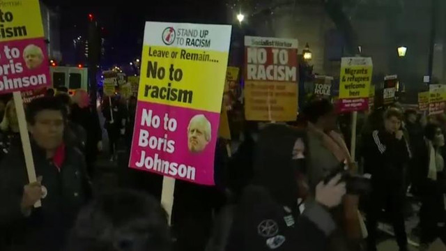 Sute de britanici au protestat față de victoria zdrobitoare a lui Boris Johnson, în Londra. Îmbrânceli între taberele pro și contra