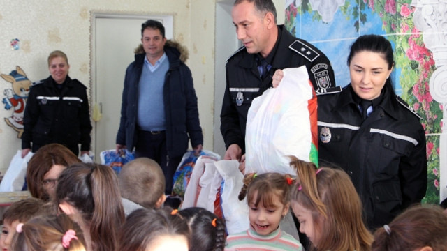 Polițiștii din Galați au oferit cadouri, jucării și dulciuri copiilor de la o grădiniță din Giurgiuelști