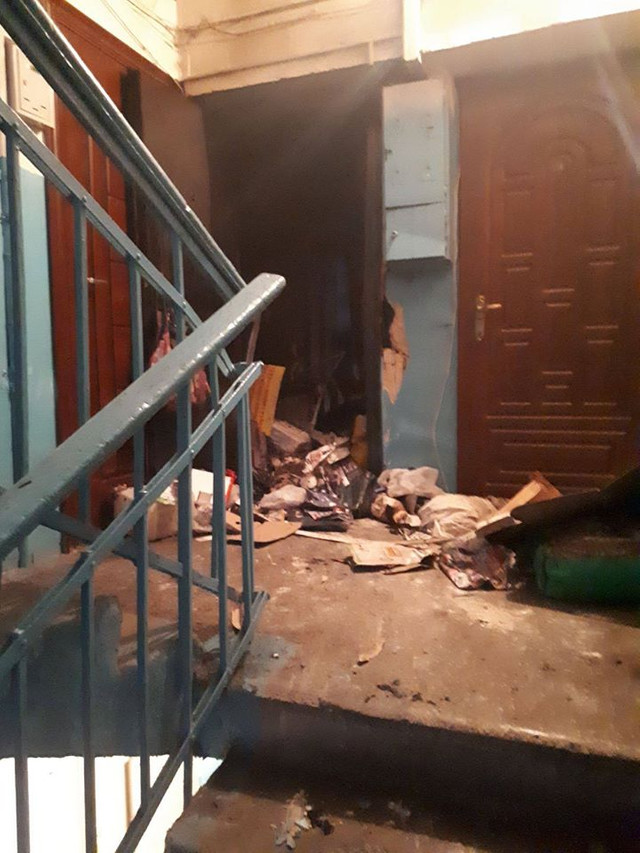FOTO | Un apartament a ars la Botanica. Trei minori s-au intoxicat cu fum, iar o femeie a murit în drum spre spital
