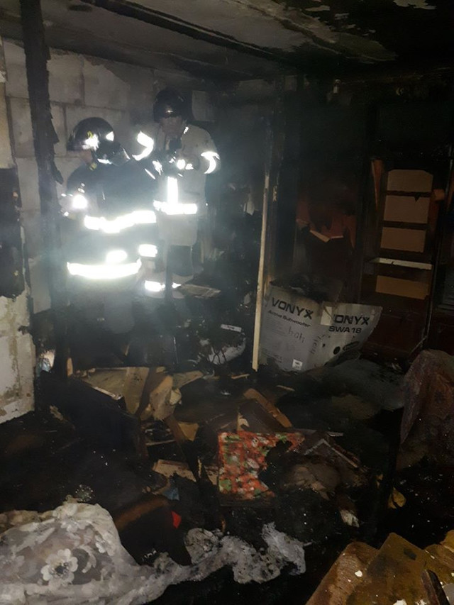 FOTO | Un apartament a ars la Botanica. Trei minori s-au intoxicat cu fum, iar o femeie a murit în drum spre spital