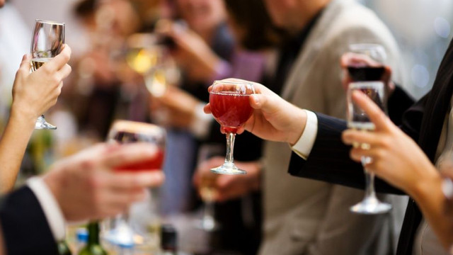 Concluzii surprinzătoare despre aportul de calorii din băuturile alcoolice - trei pahare de vin roșu, cât un buger