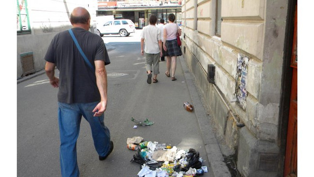 Persoanele care aruncă gunoi în stradă ar putea plăti amenzi de peste 5000 de lei