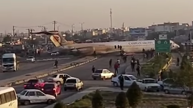 VIDEO | Momentul în care un avion cu peste 100 de pasageri la bord a aterizat forțat în mijlocul unei străzi din Iran