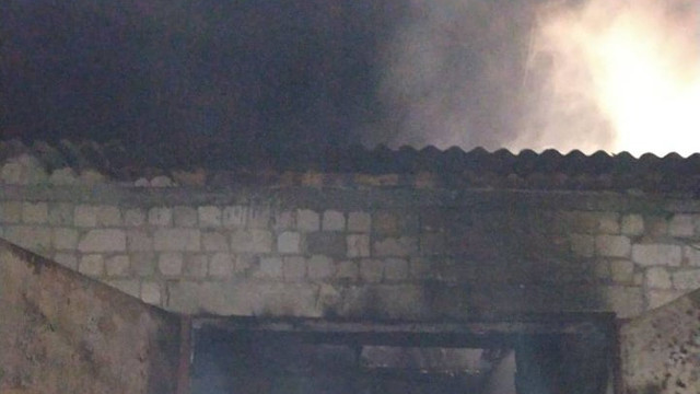 Incendiu la Călărași. Focul a afectat 200 de metri pătrați din suprafața acoperișului unui garaj și a distrus un microbuz