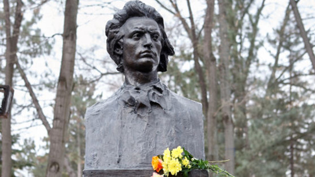 Academicieni și oameni simpli au adus flori la bustul marelui scriitor Mihai Eminescu: Astăzi ne spunem cuvinte de dragoste cu cuvintele lui Eminescu