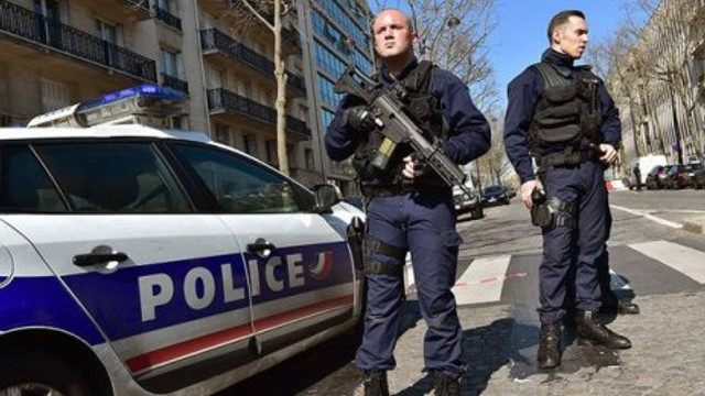 Posibil atac terorist la Paris. Atacatorul a fost împușcat mortal de poliție