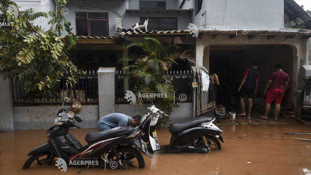 Bilanțul inundațiilor din Indonezia a crescut la 53 de morți