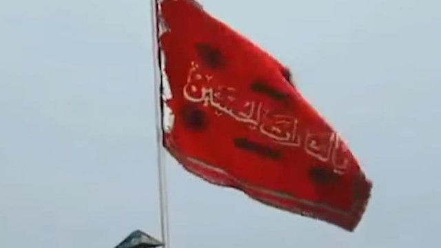 Steagul roșu, arborat în Iran pentru prima dată deasupra unei moschei. În tradiția șiită înseamnă apel la răzbunare