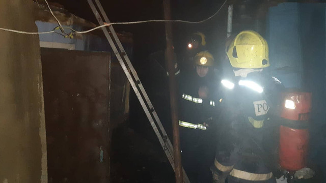 Incendiu în Chișinău | Două persoane au fost transportate la spital